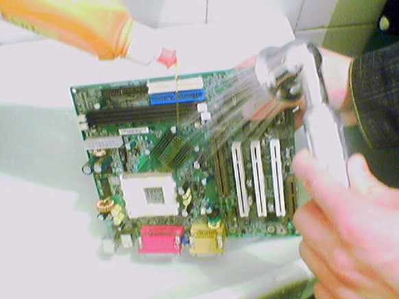 Ja ja, schon gut, das ist ein Mainboard im Bild, wir wissen es ...