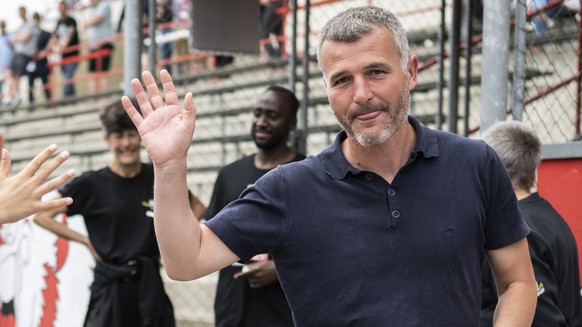 Der Winterthurer Trainer Alex Frei freut sich mit den Fans nach ihrem Aufstieg in die Fussball Super League, aufgenommen am Sonntag, 22. Mai 2022 auf der Schuetzenwiese in Winterthur. (KEYSTONE/Ennio  ...