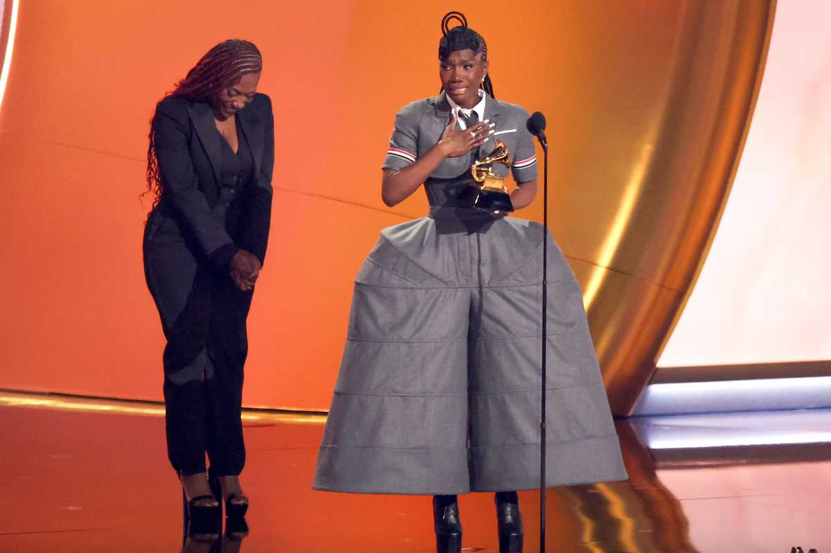 C'est pantalon à crinoline gris pour les Grammys.