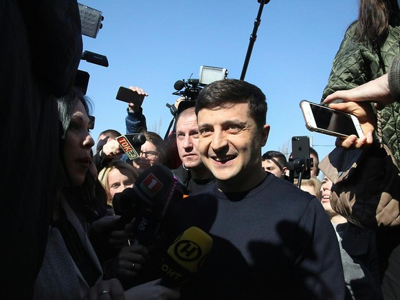 Gut eine Woche nach der Stichwahl um das Präsidentenamt in der Ukraine hat die Zentrale Wahlkommission in Kiew Wolodymyr Selenskyj (im Bild) offiziell zum Sieger erklärt. Der 41 Jahre alte Schauspiele ...