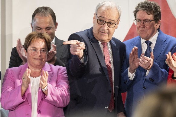 Die Nationalraete Magdalena Martullo-Blocher, SVP-GR, Marcel Dettling, SVP-SZ, sowie die Bundesraete Guy Parmelin und Albert Roesti, von links, applaudieren an der Delegiertenversammlung der SVP Schwe ...