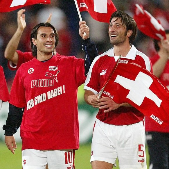 Bildnummer: 00944110 Datum: 11.10.2003 Copyright: imago/Ulmer
V.re.: Murat und Hakan Yakin und Raphael Wicky (li., alle Schweiz) jubeln