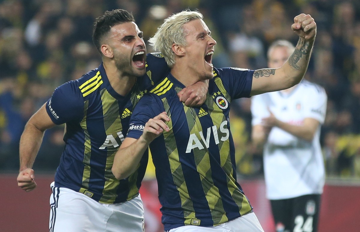epa08087023 Fenerbahce's Max Kruse (R) celebrates with teammates after scoring 1-0 goal during the Turkish Super League soccer derby match between Fenerbahce and Besiktas in Istanbul, Turkey, 22  ...