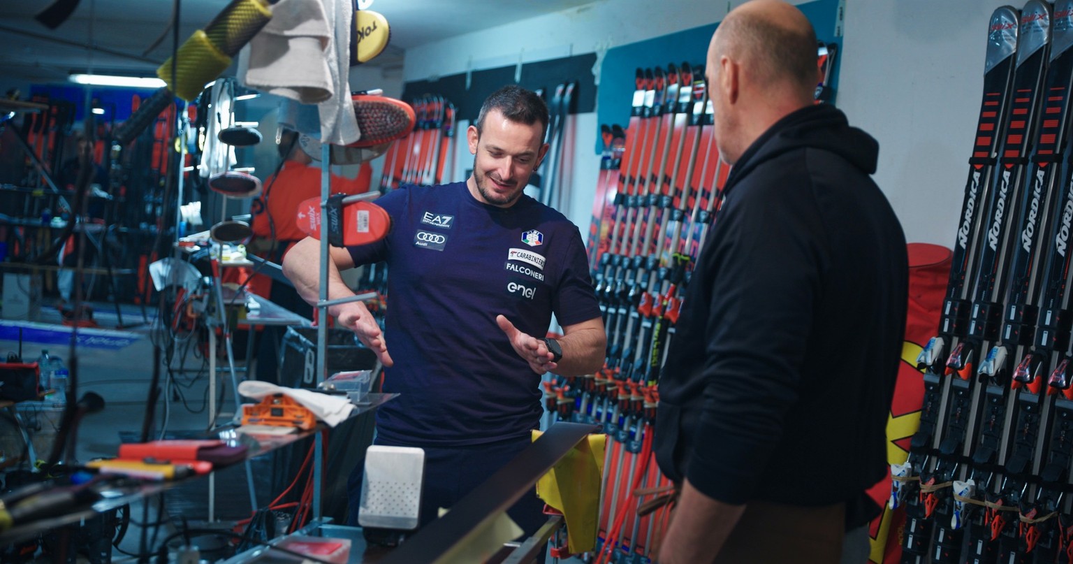Dominik Paris bespricht mit seinem Servicemann die richtige Abstimmung für die Abfahrt in Bormio.