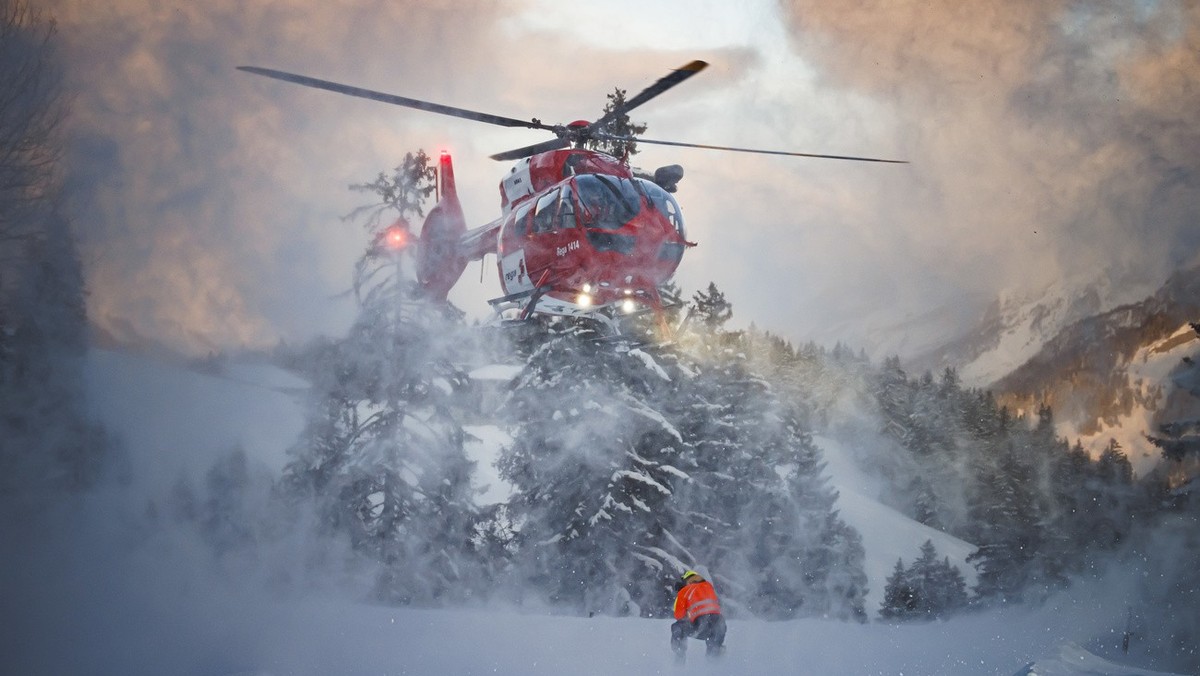 Un helicoptere de la Rega se pose lors d'un exercice avalanche organise par les sauveteurs du Secours alpin romand (SARO) avec la participation entre autres de la Rega, des pompiers et de la gend ...