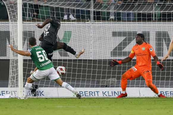 Zuerichs Wilfried Gnonto trifft zum 3:3, waehrend dem Meisterschaftsspiel der Super League zwischen dem FC St. Gallen und dem FC Zuerich, am Samstag, 28. August 2021, im Stadion Kybunpark in St. Galle ...