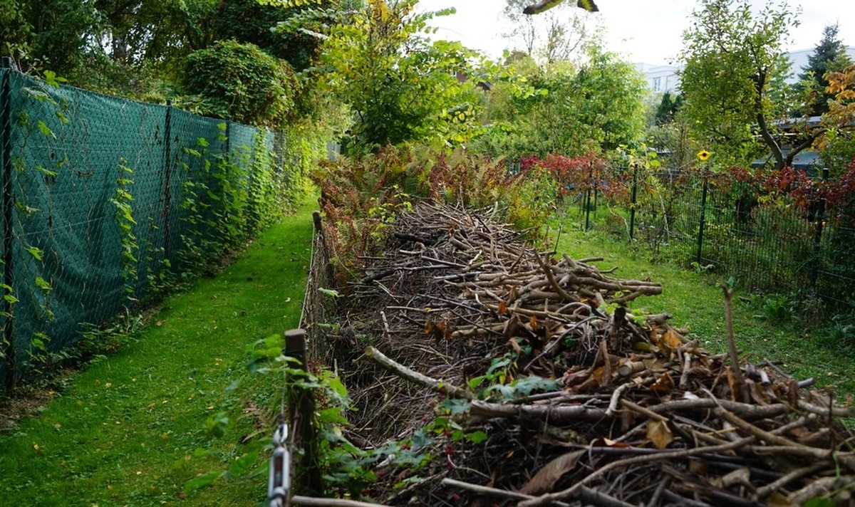 Eine «tote Hecke» für Vögel und andere Gartentiere.