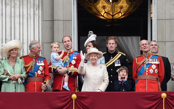 epa10610071 (FILE) - Britain&#039;s Queen Elizabeth II (C), Prince Charles (2-L), the Prince of Wales, and Camilla (L), the Duchess of Cornwall, along with members of the Royal Family gather on the ba ...
