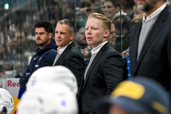 Head coach Michael Liniger (EVZ) watches the game from the bench, during the regular season of National League A (NLA) Swiss Championship 2025/26 between HC Ambri Piotta and EV Zug at the ice stadium  ...