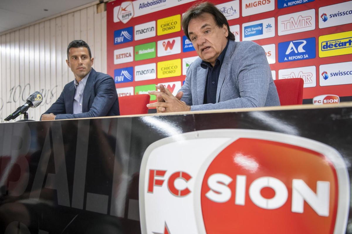 Le nouvel entraineur italien du FC Sion Fabio Grosso, gauche, parle a cote du president du FC Sion, Christian Constantin, droite, lors d'une conference de presse mercredi 26 aout 2020 au stade de ...
