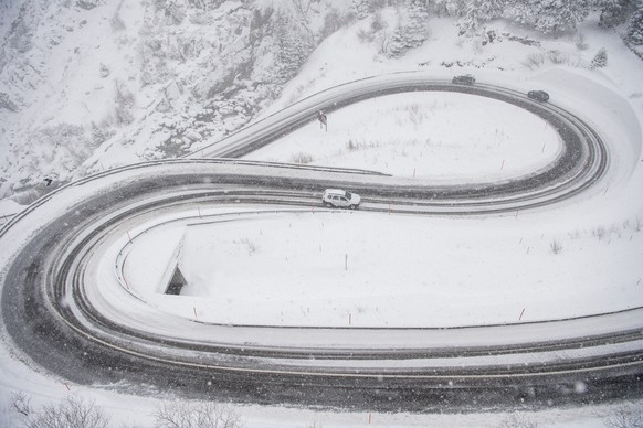 Die Schoellenenstrasse zwischen Goeschenen und Andermatt ist Schneebedeckt. Schneefall sorgt auf den Urner Strassen fuer steckenbebliebene Lastwagen, Wartezeiten und Stau, am Samstag, 11. Maerz 2023.  ...