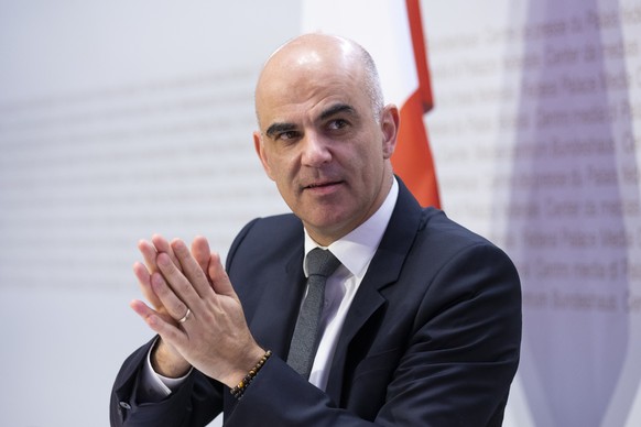 Bundesrat Alain Berset desinfiziert seine Haende, am Ende einer Medienkonferenz des Bundesrates zur aktuellen Lage im Zusammenhang mit dem Coronavirus, am Mittwoch, 6. Januar 2021, in Bern. (KEYSTONE/ ...