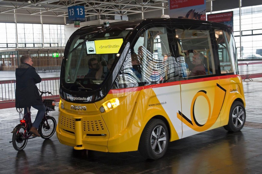 Auch in Deutschland interessiert man sich für die autonomen Postautos, zum Beispiel an der Fachmesse für Computertechnologie CeBit.