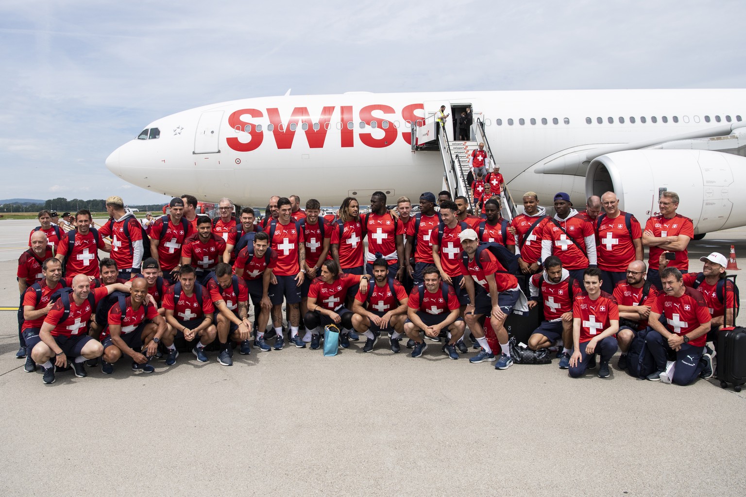 Die Spieler der Schweizer Nationalmannschaft werden nach ihrem Ausscheiden im Viertelfinal der Fussball Europameisterschaft 2020 am Flughafen in Zuerich empfangen, aufgenommen am Samstag, 3. Juli 2021 ...