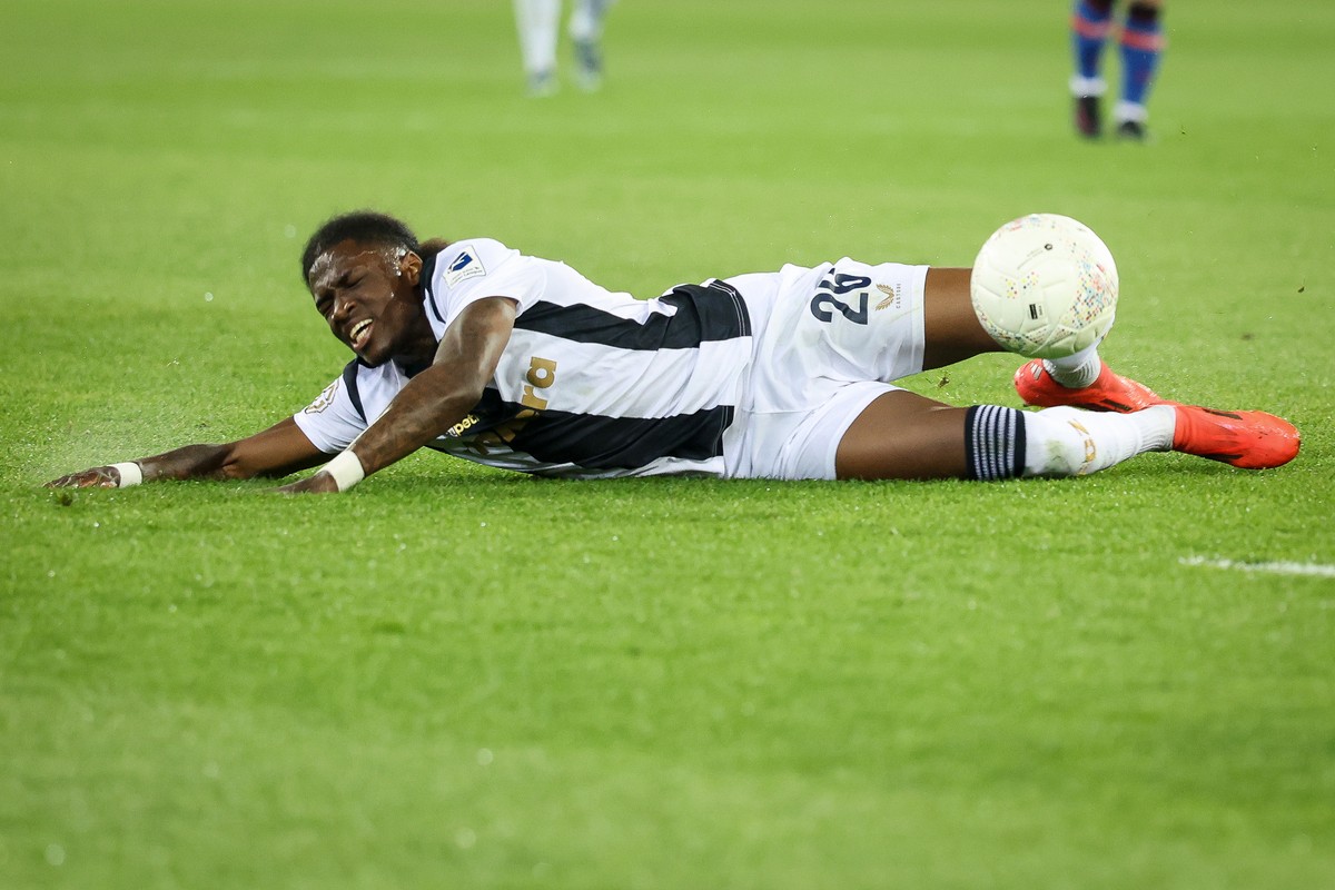 Jahnoah Markelo (FCZ) spielt den Ball waehrend dem Meisterschaftsspiel der Super League zwischen dem FC Zuerich und dem FC Basel am Samstag, den 12. April 2025, im Letzigrund Stadion in Zuerich. (KEYS ...