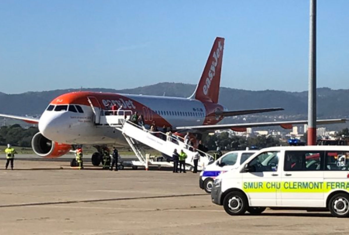 Passagiere verlassen die havarierte Easyjet-Maschine in Clermont-Ferrand.&nbsp;