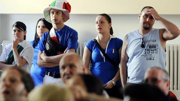 Stilles Leiden bei italienischen Fussballfans im Casa d`Italia in Zuerich am Donnerstag, 24. Juni 2010, bei der Live-Uebertragung des WM Fussball Vorrundenspiels zwischen der Slowakei und Italien in S ...