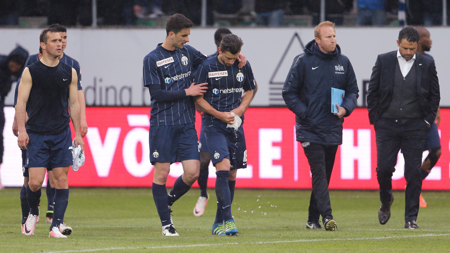 Hängende Köpfe nach dem 0:3 in St.Gallen: Auch mit dem neuen Trainer Uli Forte (rechts) ging beim FC Zürich nichts.