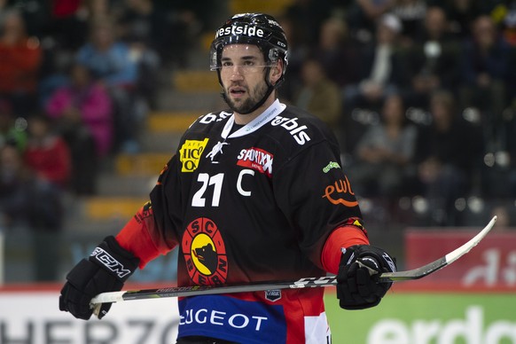 Berns Simon Moser beim Eishockey National League Spiel zwischen dem SC Bern und dem HC Lausanne, am Samstag, 6. Oktober 2018, in der Postfinance Arena in Bern. (KEYSTONE/Anthony Anex)