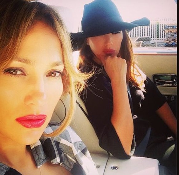 Jennifer Lopez und Schauspielerin/Busenfreundin Leah Remini nach dem Unfall: Sitting at a light, Riding high right before some drunk fool rear ended us in my new whip!!! Thank god everyone ok!!! #GRAT ...