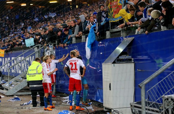 Die HSV-Spieler diskutieren nach der Pleite in Wolfsburg mit ihren Fans.