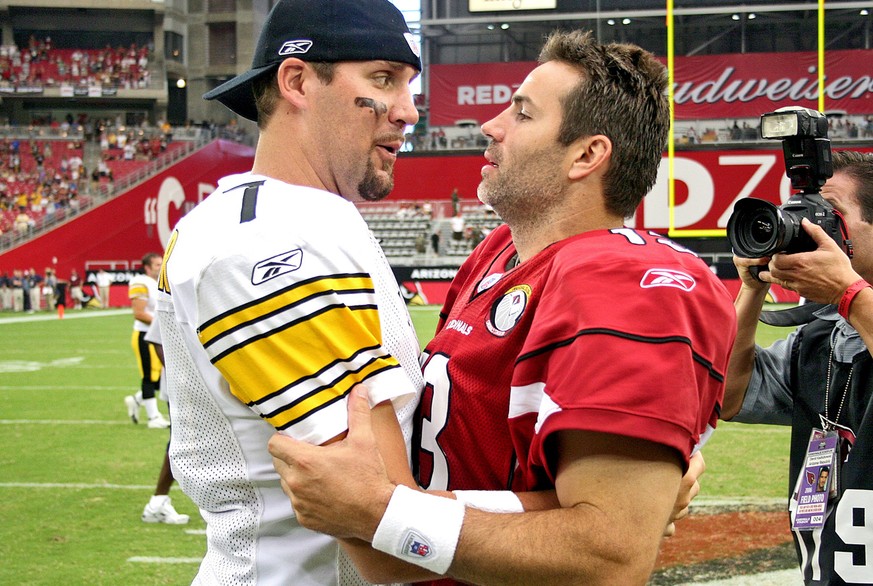 Arizona Cardinals quarterback Kurt Warner, right, embraces Pittsburgh Steelers quarterback Ben Roethlisberger after an NFL preseason football game at Cardinals Stadium on Saturday, Aug. 12, 2006, in G ...