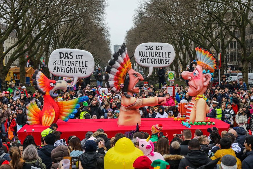 Der politische Wagen von Jacques Tilly mit dem Motiv Das ist kulturelle Aneignung auf der Koenigsallee in Duesseldorf im Rosenmontagszug vom 20.02.2023. Der Zug mit mehr als 10.000 Teilnehmenden began ...