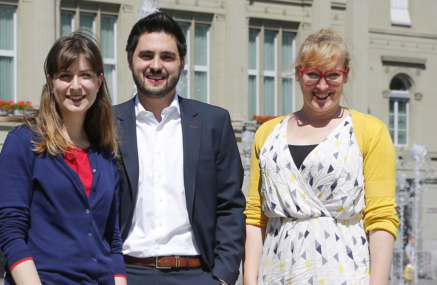 Bastien Girod (Gruene-ZH), Rebecca Ruiz (SP-VD), Cedric Wermuth (SP-AG) und Aline Trede (Gruene-BE) posieren auf dem Bundesplatz, am Donnerstag, 4. Juni 2015 waehrend der Sommersession der Eidgenoessi ...