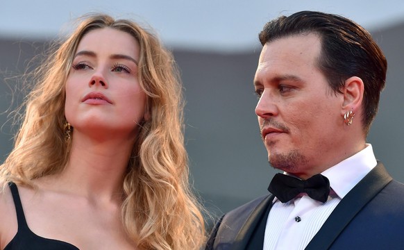 Guckt auf diesem Foto so, als wünsche er Amber Heard wenn nicht die Pest, dann doch Pickel an den Hals: Johnny Depp.