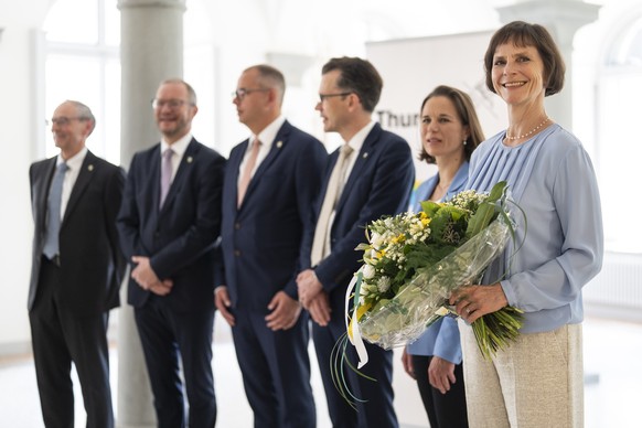 Die neu gewaehlte Regierungsraetin des Kantons Thurgau Ruth Faller Graf, links, fotografiert im Regierungsgebaeude nach Bekanntgabe des Wahlresultats, am Sonntag, 18. Mai 2025 in Frauenfeld. (KEYSTONE ...