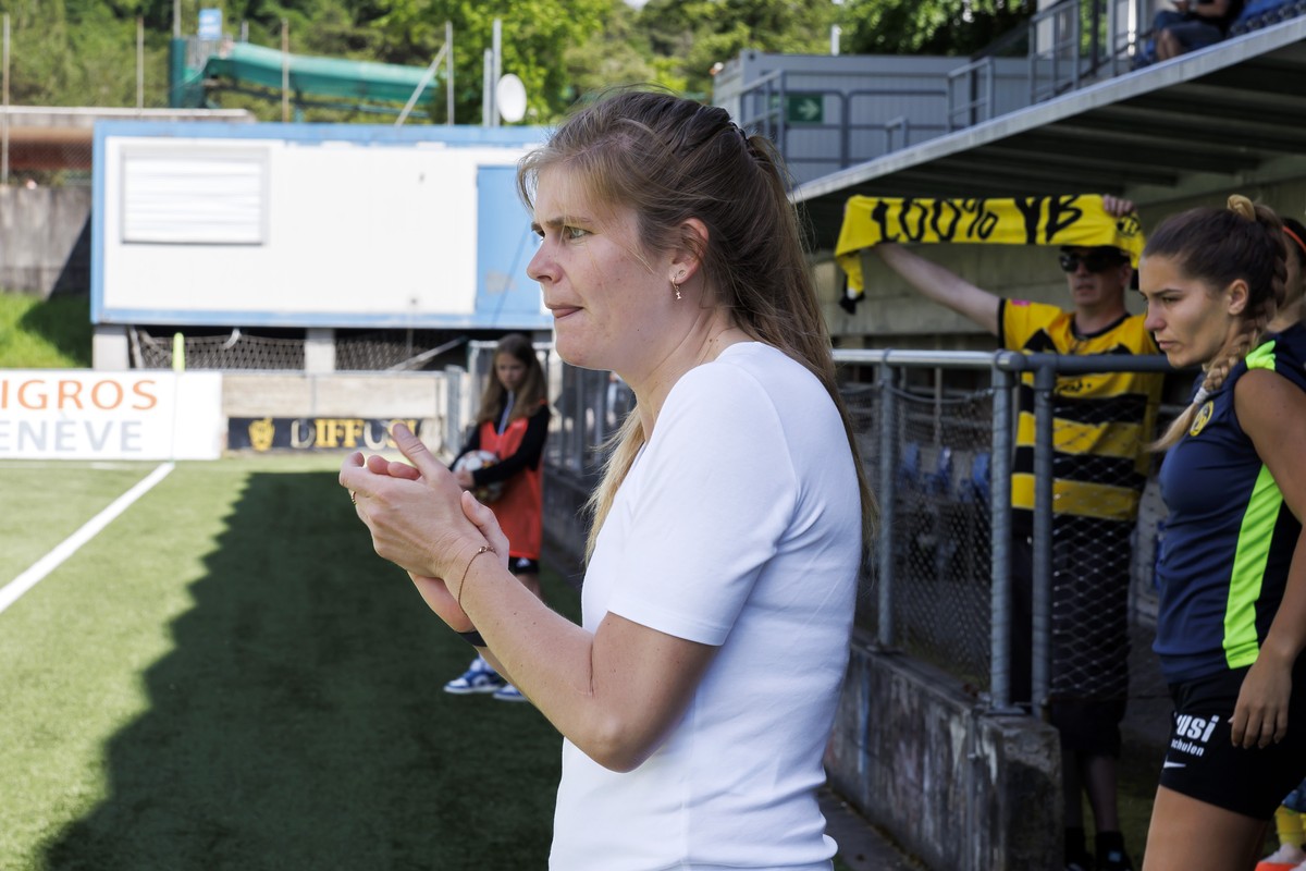Imke Wuebbenhorst, coach of BSC Young Boys Frauen, gestures, during the Women?s Super League Playoff Semi Final soccer match of Swiss Championship between Servette FC Chenois Feminin and BSC Young Boy ...