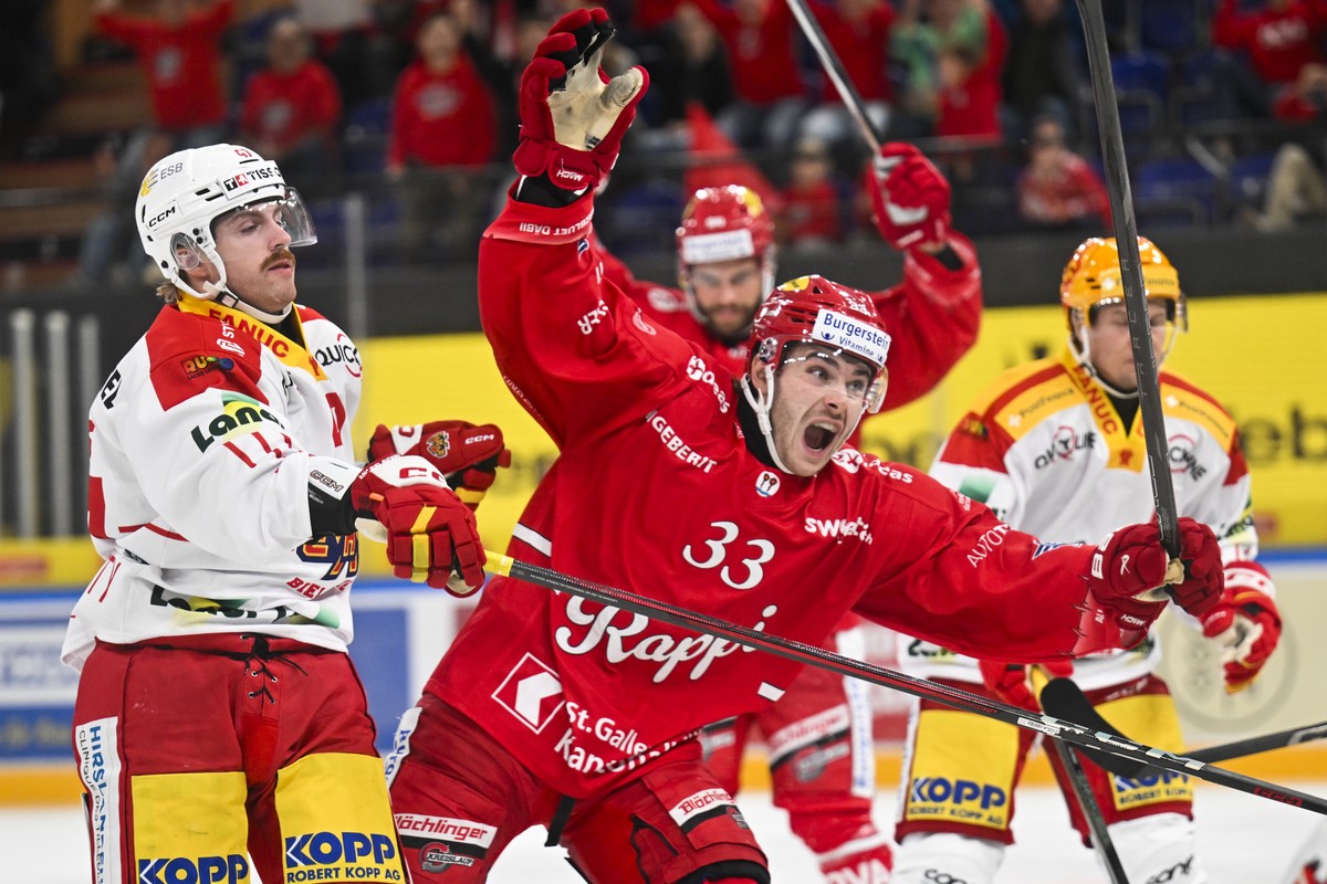 Valentin Hofer (SCRJ), Mitte, bejubelt sein 3-1, links von ihm Ian Derungs (EHCB), im Eishockeyspiel der National League zwischen den Rapperswil-Jona Lakers und dem HC Ambri-Piotta, am Freitag, 20. Se ...