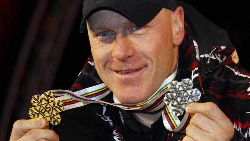 Didier Cuche from Switzerland shows his silver and gold medal during the medal ceremony at the World Alpine Ski Championships in Val d&#039;Isere, France, Saturday, February 7, 2009. (KEYSTONE/Jean-Ch ...