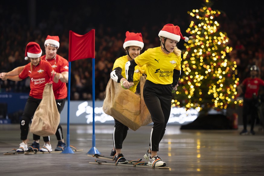 Kunstturnerin Giuliua Steingruber, 2. rechts, Freestyle-Skierin Fanny Smith, rechts, Langlaeuferin Laurien Van der Graaff, links, und Schwinger Joel Wicki, 2. links, beim Super10Kampf 2022 der Schweiz ...