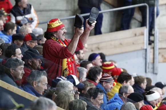 Ein Langnauer Fan in Aktion, im Eishockey Meisterschaftsspiel der National League zwischen den SCL Tigers und dem EHC Biel, am Freitag, 31. Januar 2020 in der Ilfishalle in Langnau. (KEYSTONE/Peter Kl ...