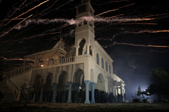 Scharf geschossen wird hier nur mit Feuerwerk: Viele Priester leiden unter emotionaler und körperlicher Einsamkeit.