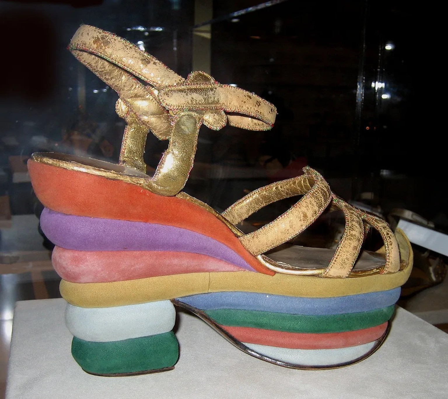 Der Plateauschuh «Rainbow», 1938 kreiert von Salvatore Ferragamo für Judy Garland. Die Sohle ist aus mehreren mit Wildleder bezogenen Korkschichten gefertigt. Aktuell gibt es den Schuh als Neuauflage  ...