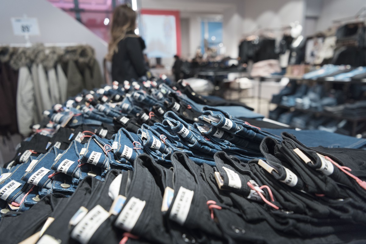 ARCHIVBILD ZUR STUDIE "HANDEL IM WANDEL" UEBER DEN ZUERCHER DETAILHANDEL, AM MONTAG, 4. DEZEMBER 2017 - Different blue jeans piled up at the store of Swiss fashion retailer Tally Weijl at Ba ...