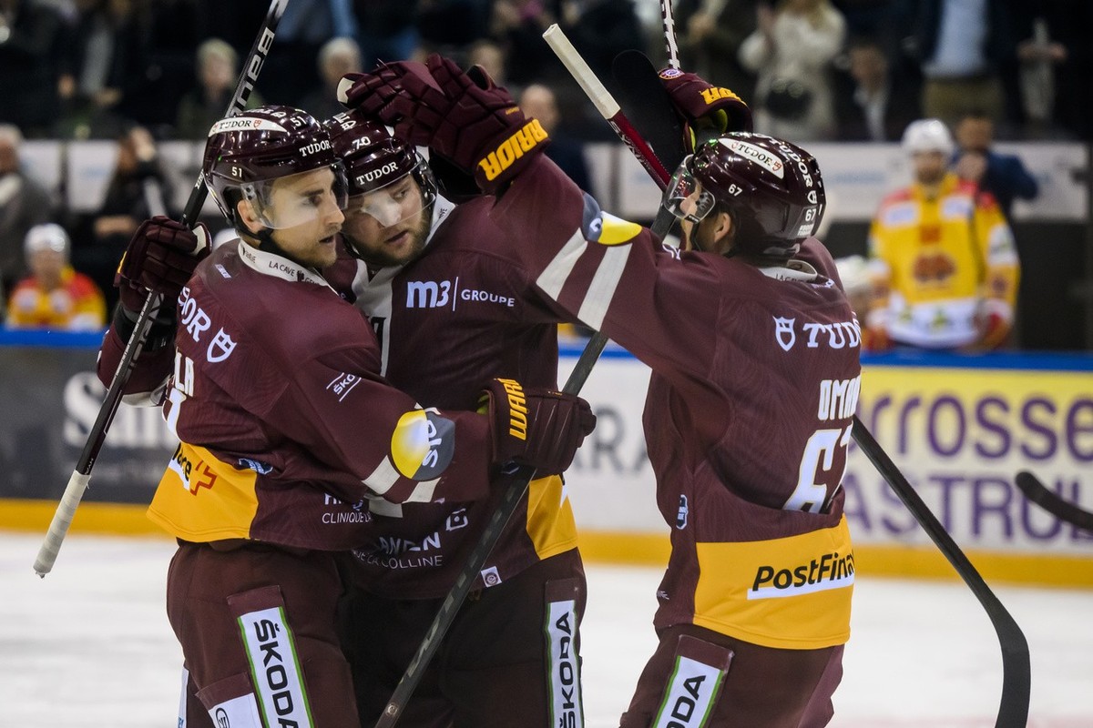 Joie des joueurs genevois apres le deuxieme but marque par l'attaquant genevois Teemu Hartikainen, centre, lors du premier match de la finale des play-off du Championnat de Suisse de hockey sur g ...