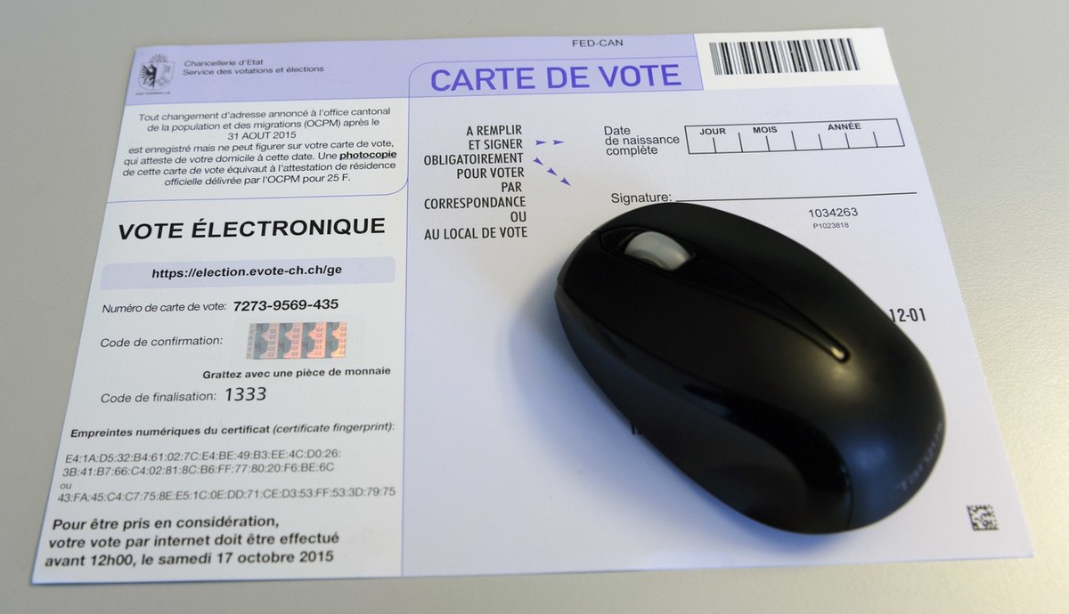 Du materiel de vote electronique et les bulletins pour l'election au Conseil national et au Conseil des Etats du canton de Geneve, photographie avant les elections federales 2015 ce vendredi 9 oc ...