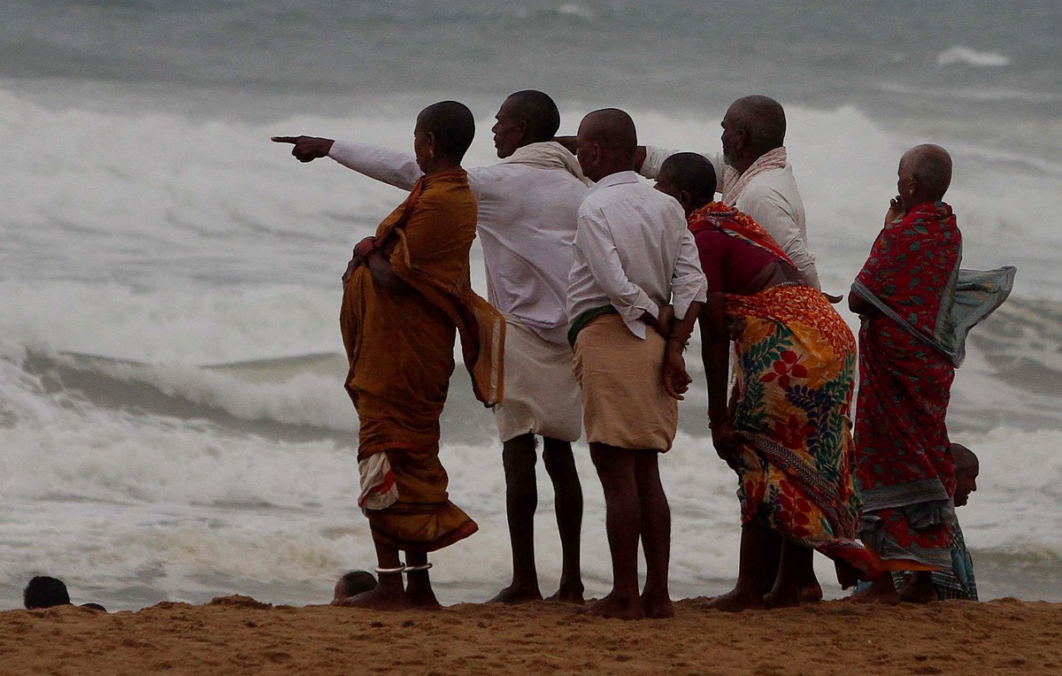 epa07542365 Indian people stand near the coastal line at Konark in Puri district on the eve of cyclone Fani's landfall in Odisha coast, India, 02 May 2019. According to news reports, the National ...