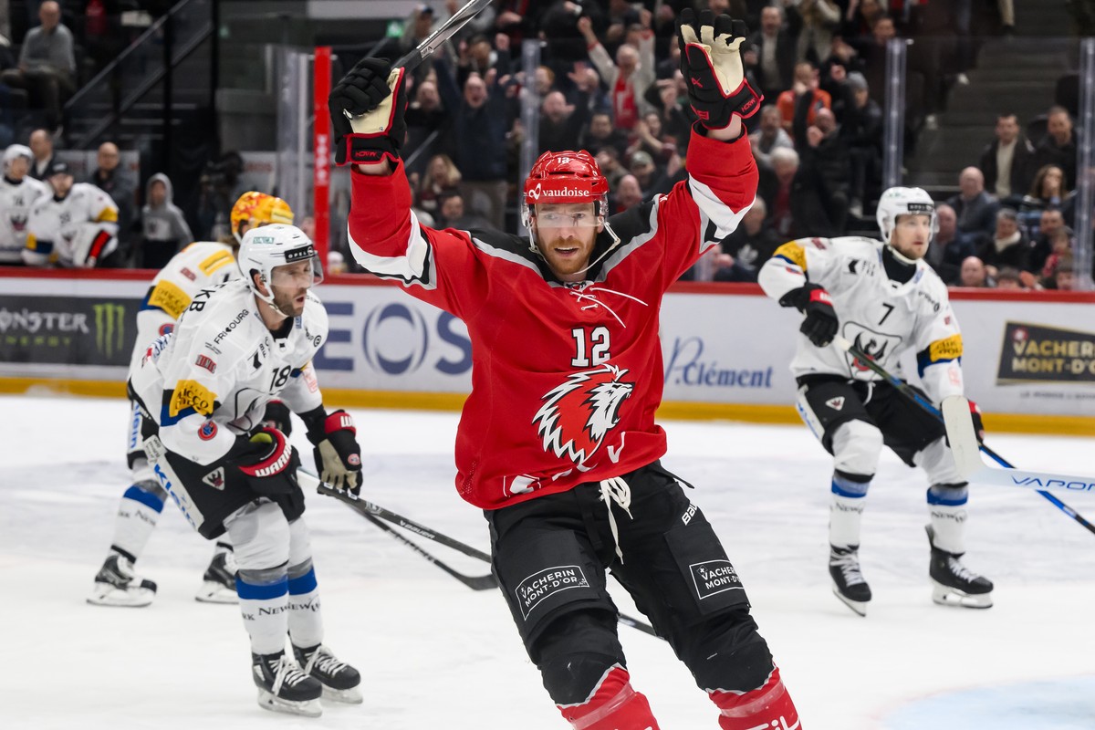 Joie de Michael Raffl (LHC) apres avoir marque le premier but lors de l'acte 2 des demi-finales des play-off du championnat suisse de hockey sur glace de National League entre Lausanne HC et HC F ...