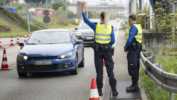 Mitarbeitende des Bundesamts fuer Zoll und Grenzsicherheit (BAZG) konrollieren Fahrzeuge und ihre Lenker, fotografiert am Dienstag, 15. Oktober 2024 am Grenzuebergang Wail am Rhein in Basel. (KEYSTONE ...