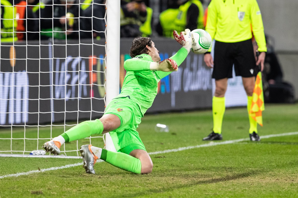 epa10527375 Basel's goalkeeper Marwin Hitz in action during the penalty shootout of the UEFA Conference League round of 16 second leg soccer match between SK Slovan Bratislava and FC Basel 1893 i ...