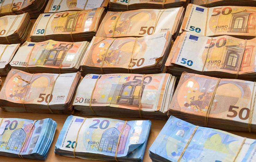 ARCHIV - 03.05.2019, Hessen, Wiesbaden: Beschlagnahmte Euro-Banknoten liegen bei einer Pressekonferenz auf einem Tisch. Im Kampf gegen Geldwäsche will die EU-Kommission nicht nur eine Bargeldobergrenz ...