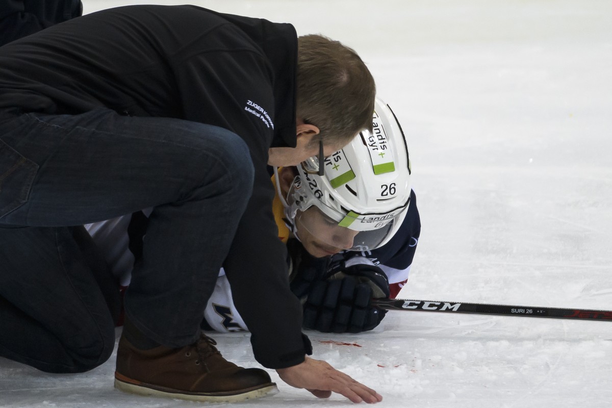Zugs Reto Suri, ist verletzt im ersten Eishockey Playoff-Finalspiel der National League zwischen dem SC Bern und dem EV Zug, am Donnerstag, 11. April 2019, in der PostFinance Arena in Bern. (KEYSTONE/ ...