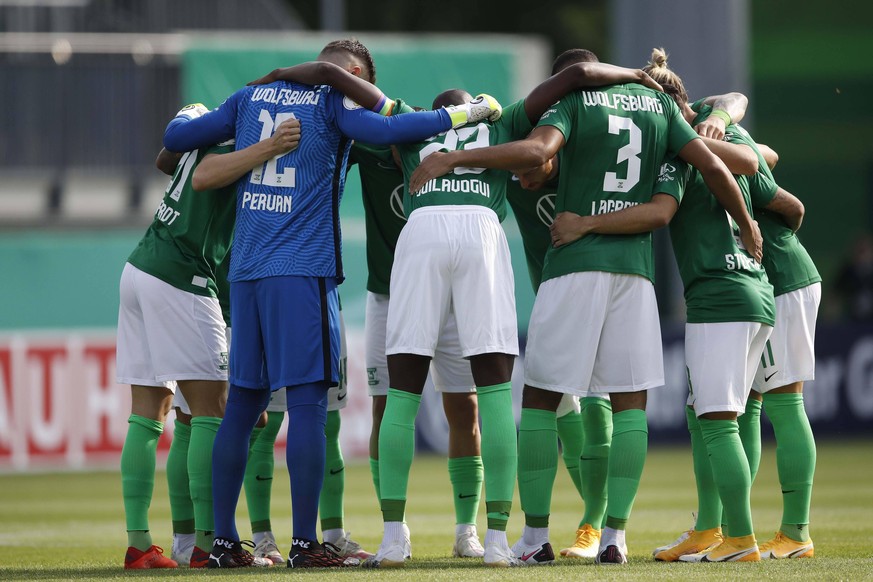 12.09.2020, AOK-Stadion, Wolfsburg, GER, DFB POKAL, 1. Runde, FSV Union Fuerstenwalde vs VfL Wolfsburg, im Bild Die Mannschaft vom VfL Wolfsburg bildet einen Kreis FSV Union Fuerstenwalde vs VfL Wolfs ...