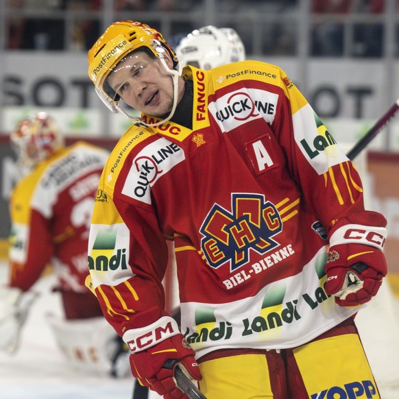 PostFinance Top Scorer Toni Rajala (EHCB) ist enttaeuscht nach dem Treffer zum 0-3 im Eishockey Play der National League zwischen dem EHC Biel und Geneve Servette HC, am Samstag, 28. September 2024, i ...