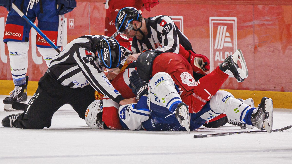Altercation entre le top scorer PostFinance lausannois Christoph Bertschy (dessus) et l'attaquant zuerichois Kyen Sopa (dessous) lors de la rencontre du championnat suisse de hockey sur glace de  ...