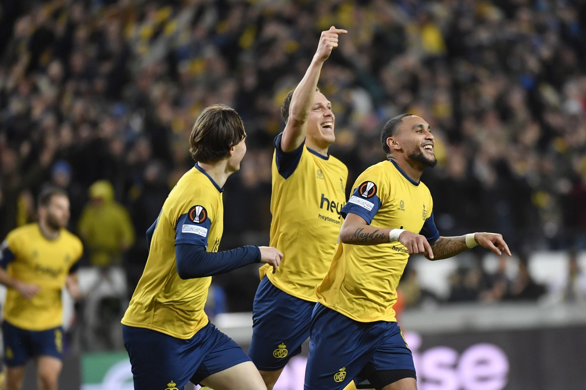 Union SG's Loic Lapoussin, right, is congratulated after scoring his sides third goal during the Europa League round of 16, second leg, soccer match between Union SG and Union Berlin at Anderlech ...